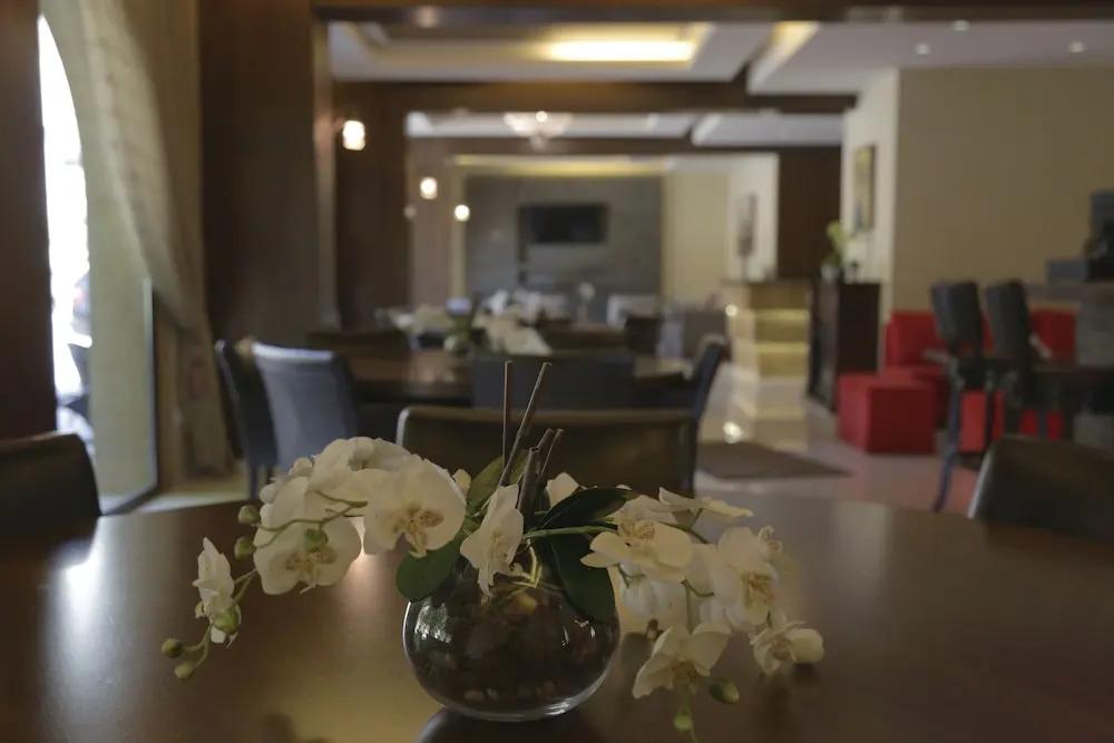 The Lodge Inn Hotel - главное фото