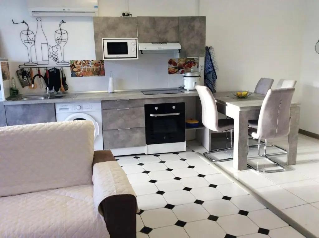 Maison d'une chambre avec vue sur la ville piscine partagee et jardin clos a Le Port - главное фото