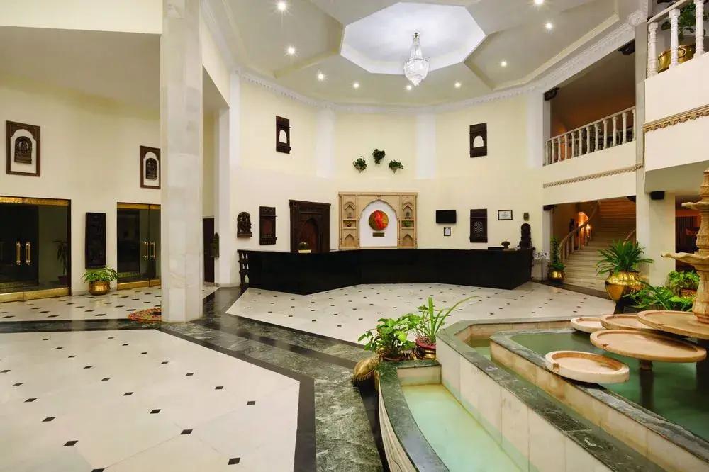 Holiday Inn - главное фото
