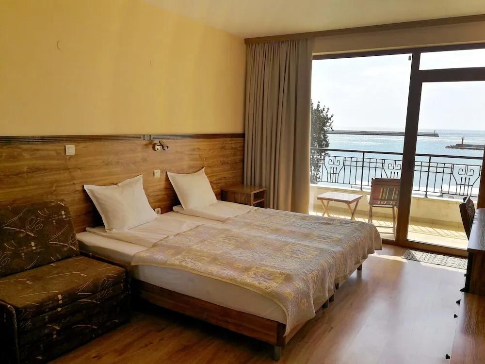 Iris Hotel - главное фото