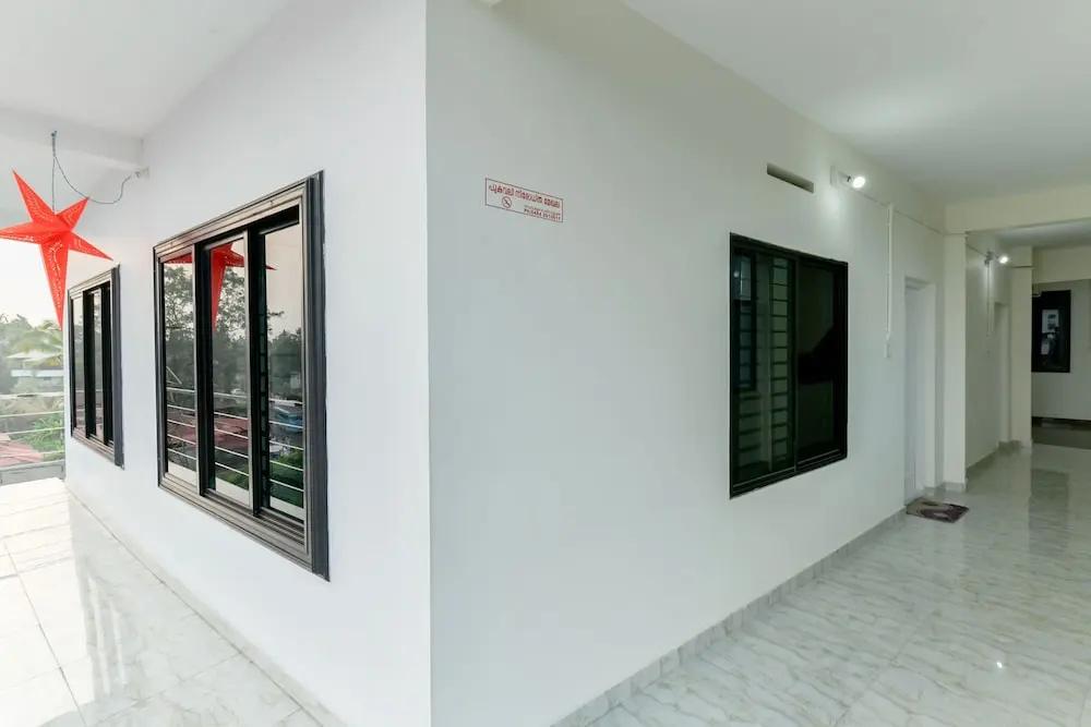 SilverKey Executive Stays 65165 Athani Residency - главное фото