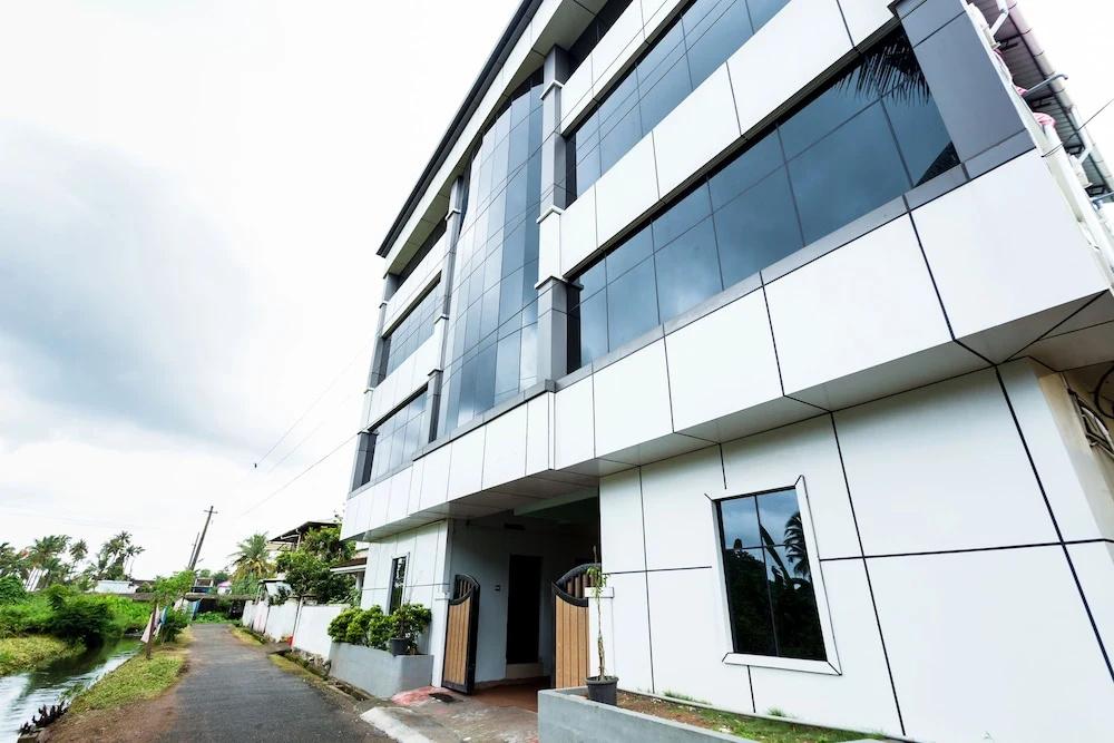 OYO 15598 Cochin Airport Hotel - главное фото