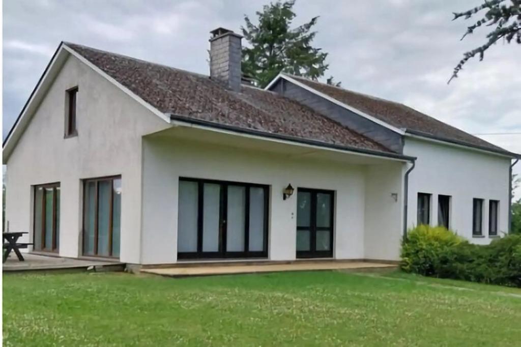 Holiday Home in Porcheresse Near Hiking Trails - главное фото