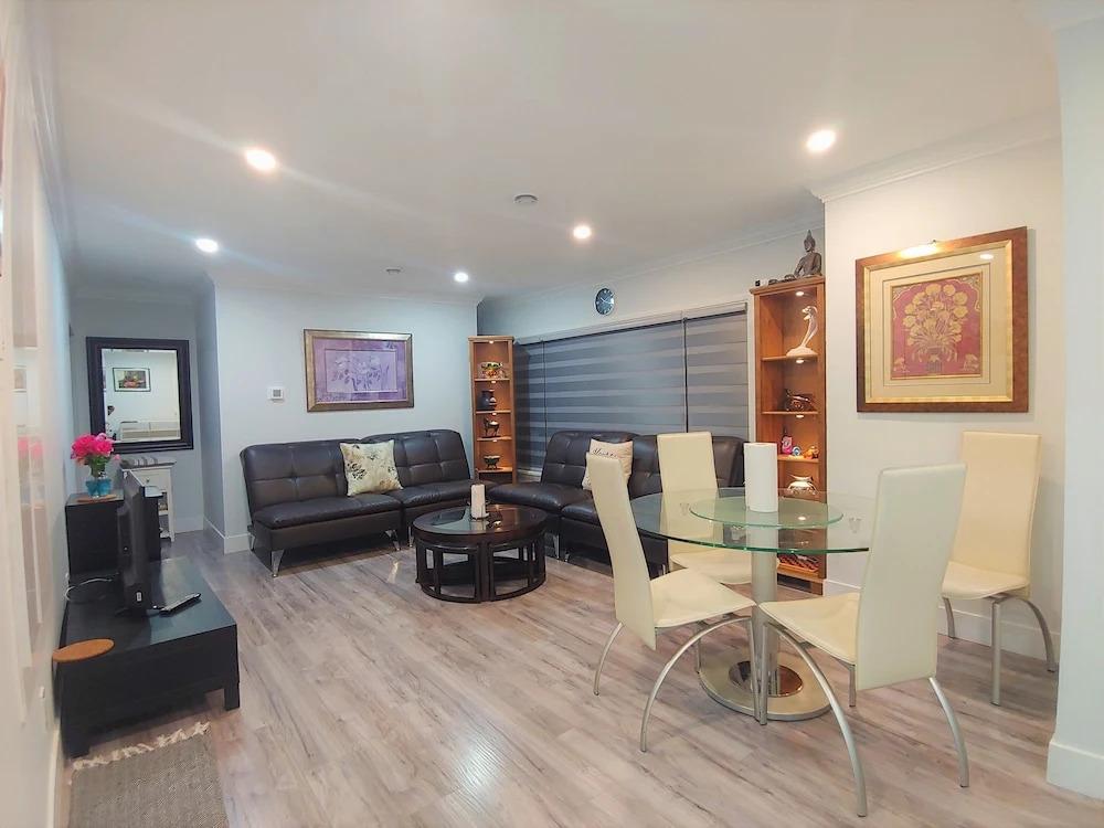 Sarla Villa Surrey - главное фото