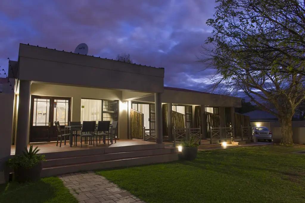 The Suburban - главное фото