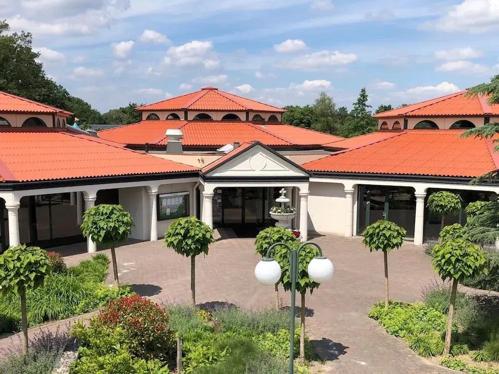 Restyled Villa With 5 Bathrooms, Located in a Green Area - главное фото