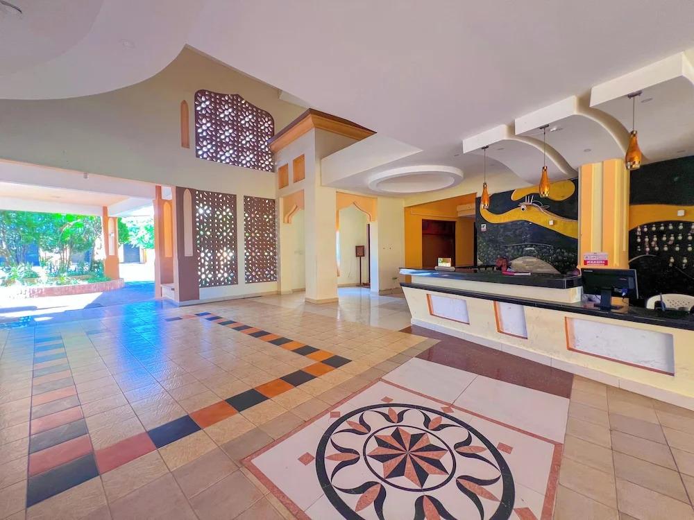 Sea Breeze Beachfront Apartments - главное фото