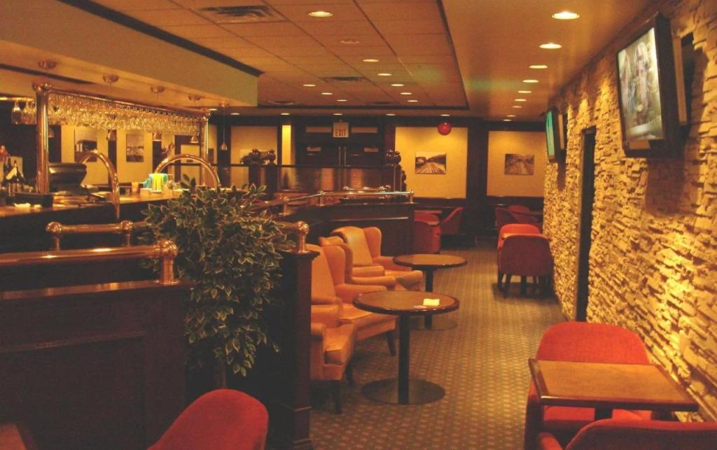 Woodlands Inn & Suites - главное фото