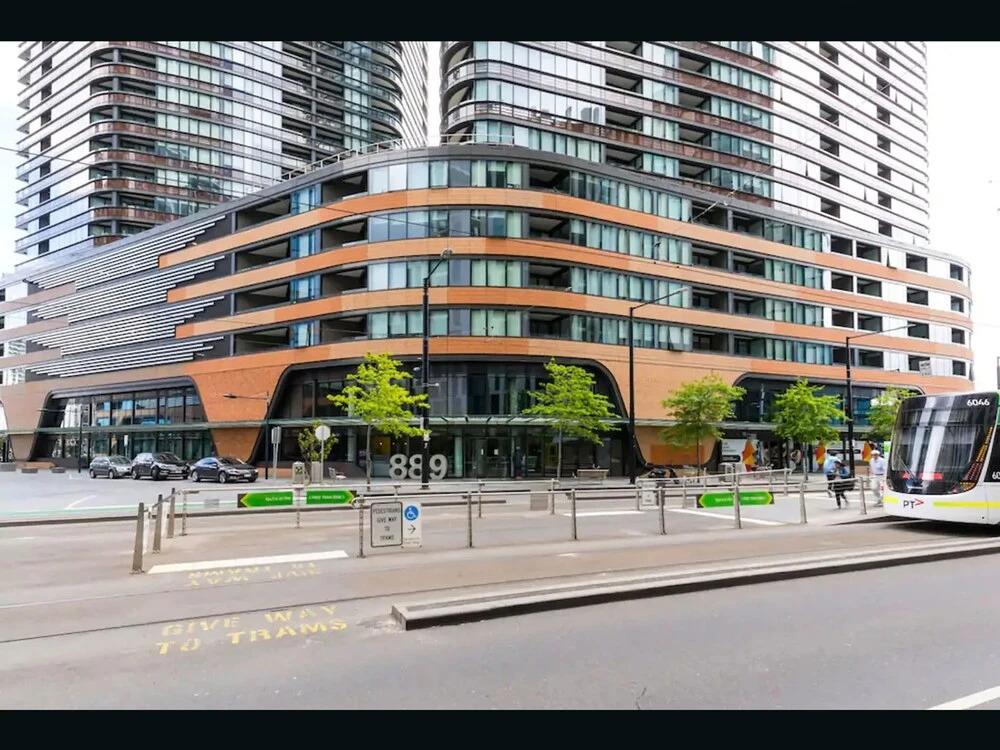 Magnificent Waterfront Apartments on Collins - главное фото