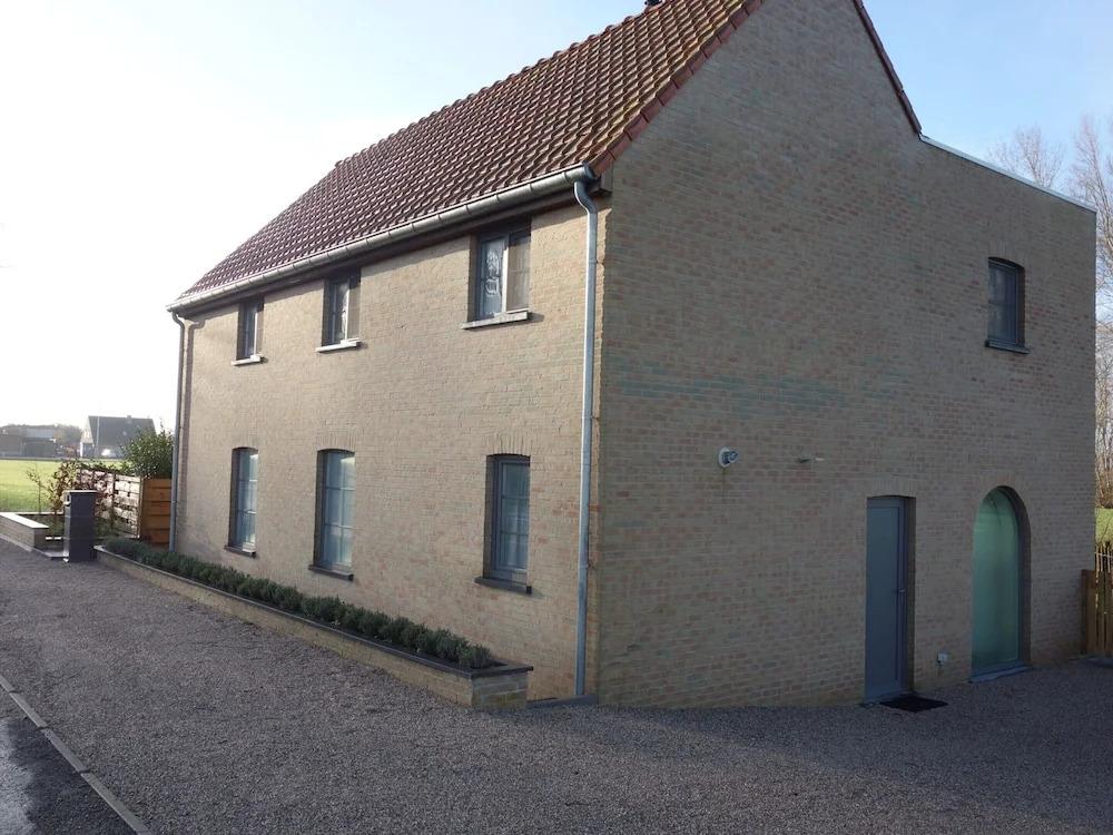 Charming Home With Garden - главное фото