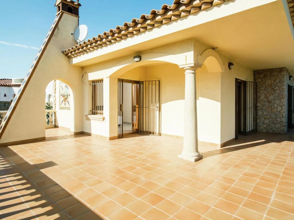 Alluring Holiday Home in Girona With Swimming Pool - главное фото