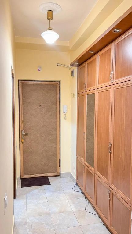 Спокойная квартира в 1.5 этаже - главное фото