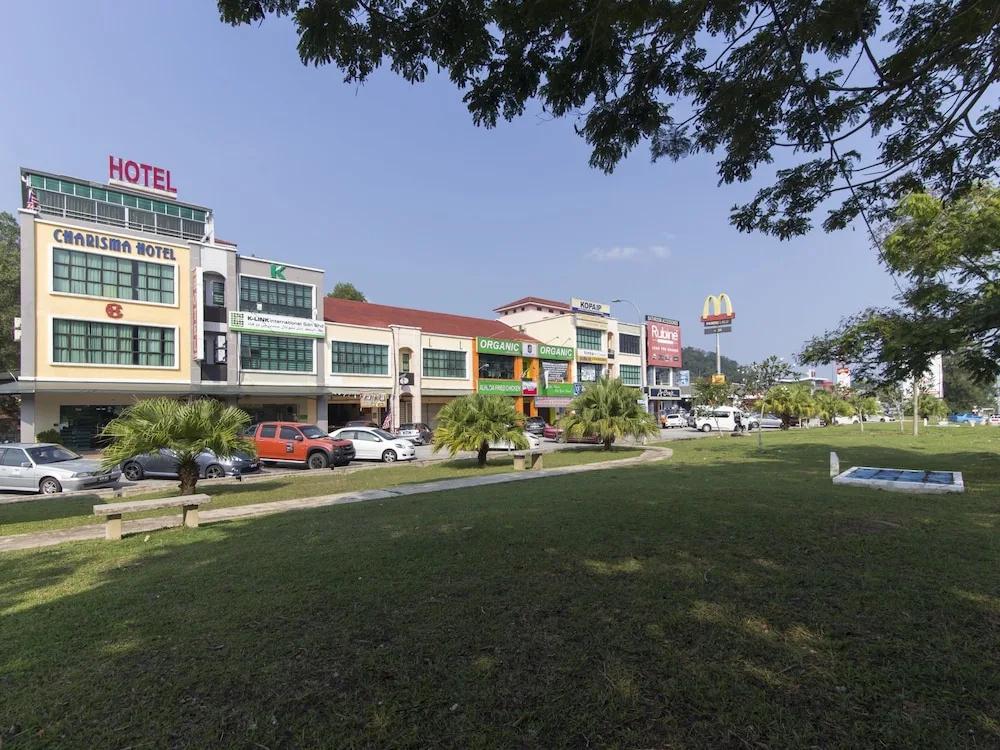 OYO 445 Charisma Hotel - главное фото