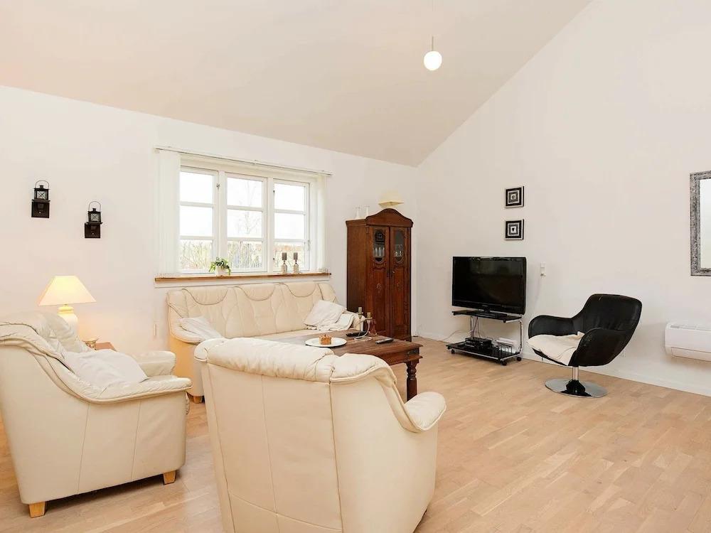 Vintage Holiday Home in Rødby With Hot Tub - главное фото