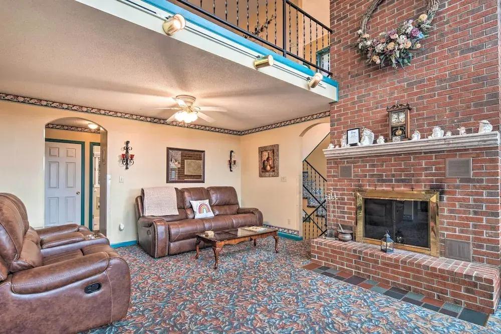 Burnsville Home w/ Deck & Panoramic Mountain Views - главное фото