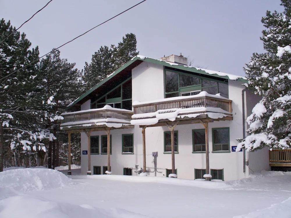 Spacious 8 bdrm Cottage with Private Beach Access, BBQ, Hot Tub, Sauna, Pet friendly - главное фото