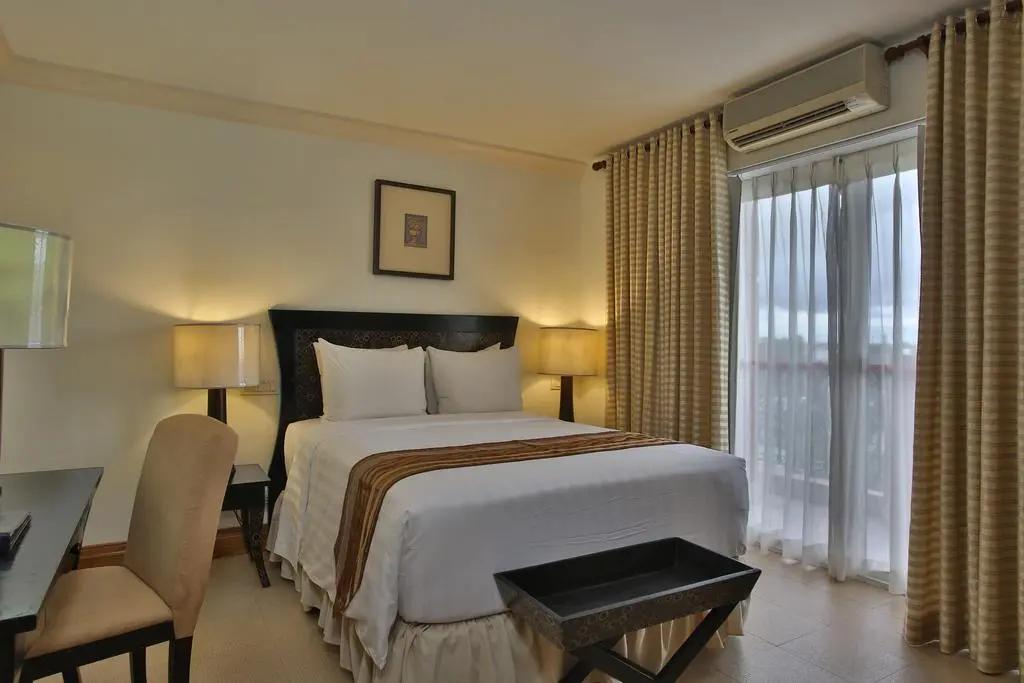 Crown Regency Suites - главное фото
