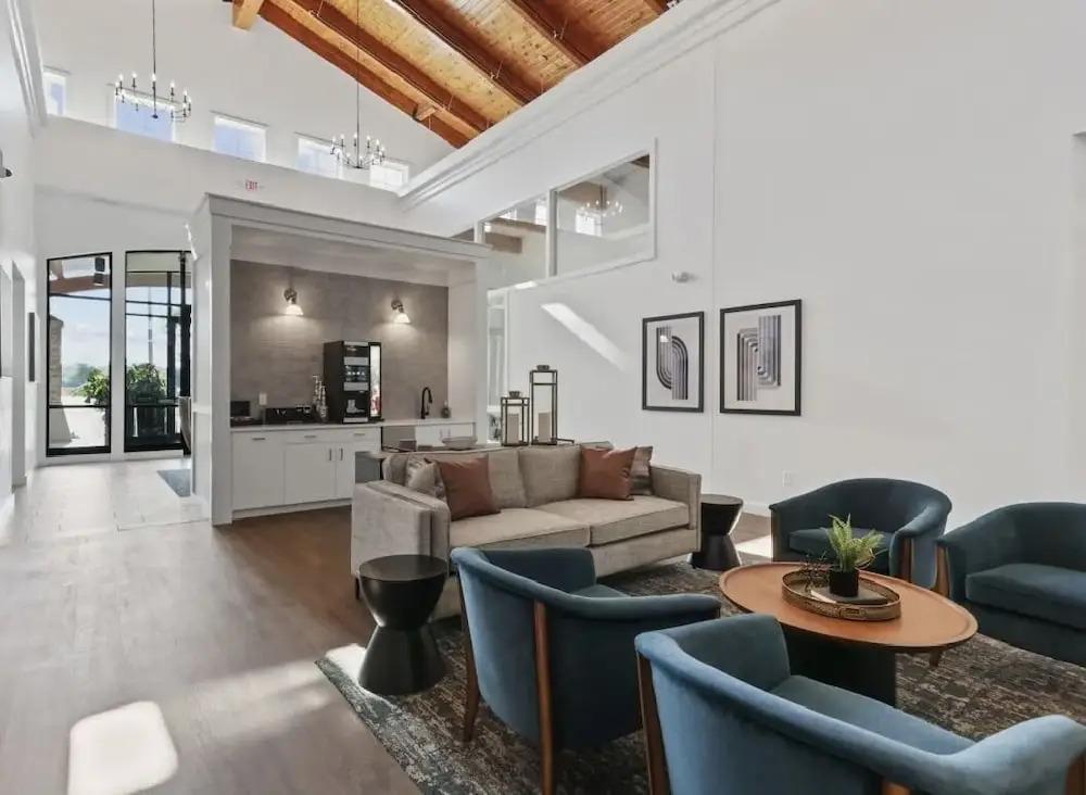 Glamorous 2B2BA with patio views and gym - главное фото