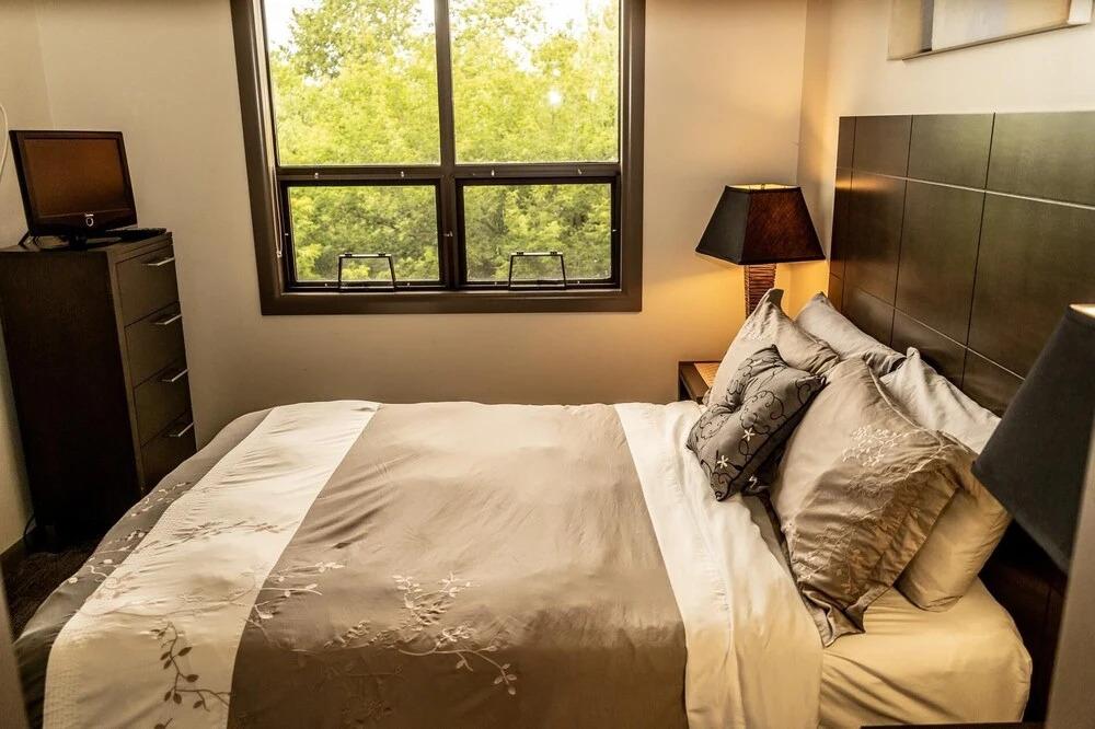 Bright Corner Apartment w/ Lake View #418 - главное фото