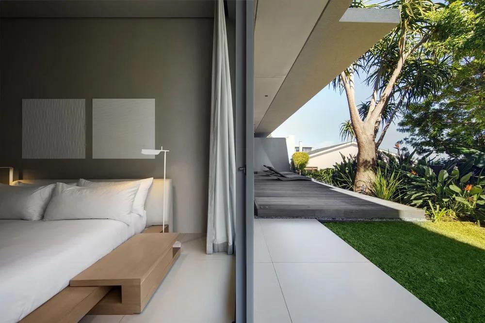 008 Bond Villa - главное фото