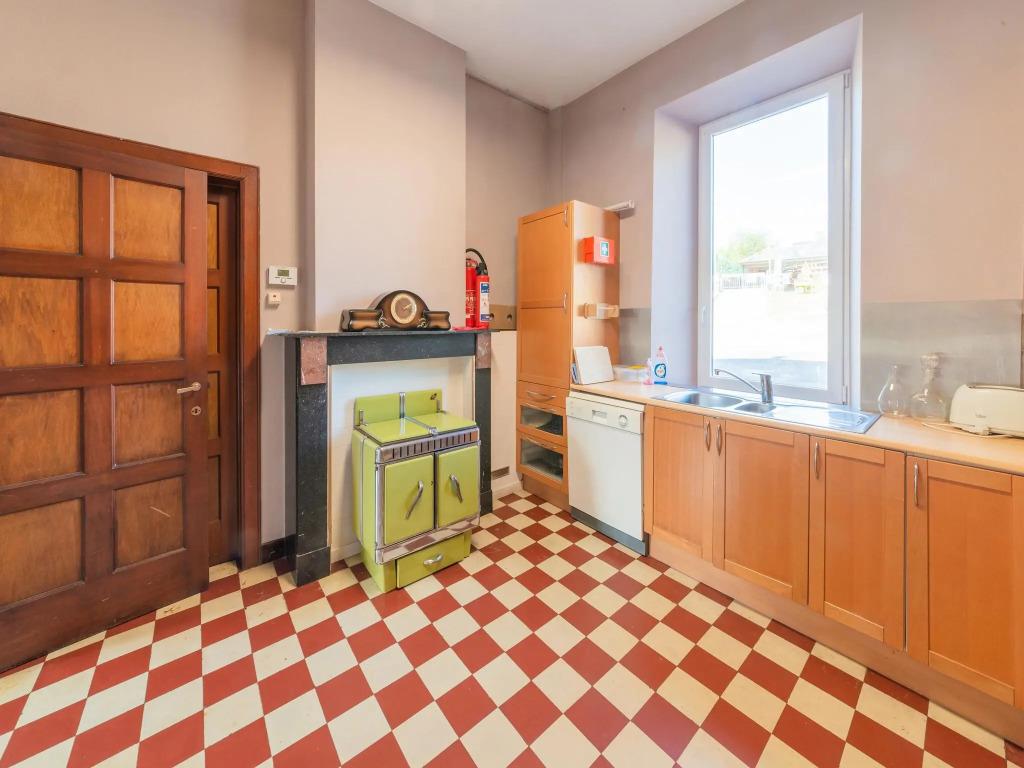 Elegant Home in Bievre With Garden - главное фото