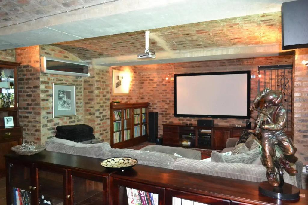 Doveton House - главное фото