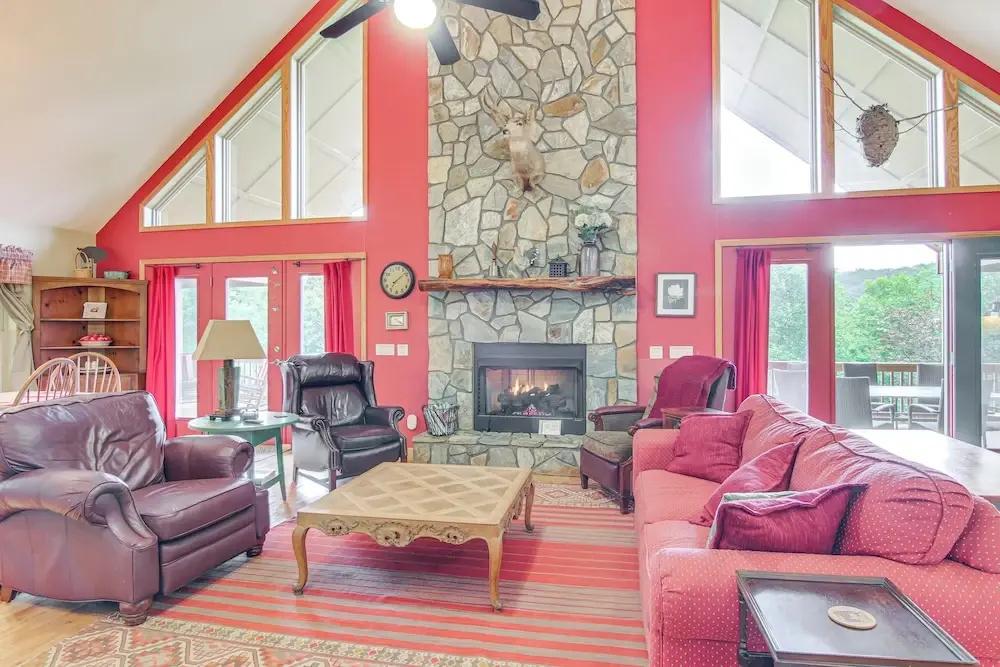 Burnsville Cabin: Wraparound Deck + Mountain View! - главное фото
