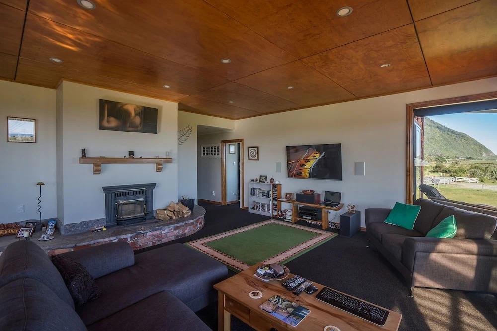 Koru Beach Cabin & B&B Homestay - главное фото