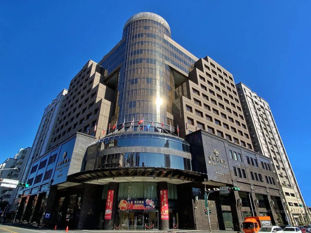 Monarch Plaza Hotel - главное фото