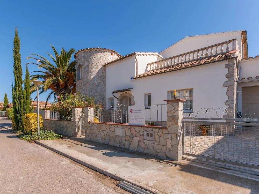Ravishing Holiday Home near Beach in St. Pere Pescador - главное фото