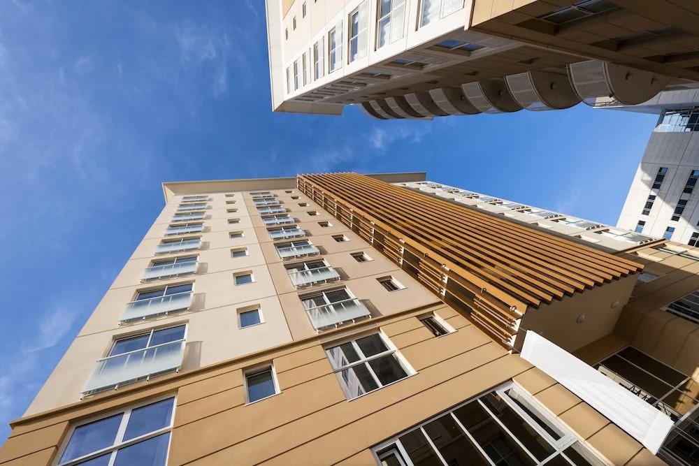 Bentley Holiday Apartments - West One - главное фото