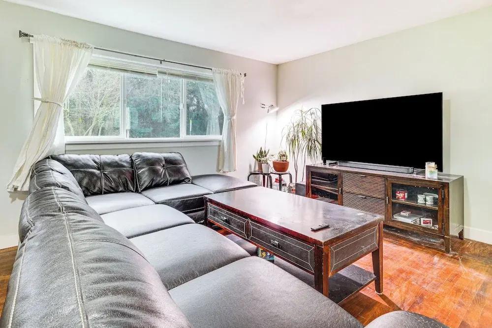 14 Mi to Dtwn Seattle: Sleek Home w/ Large Yard - главное фото