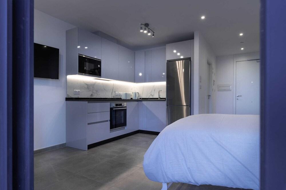 Top Studio With View-hosted by Sweetstay - главное фото