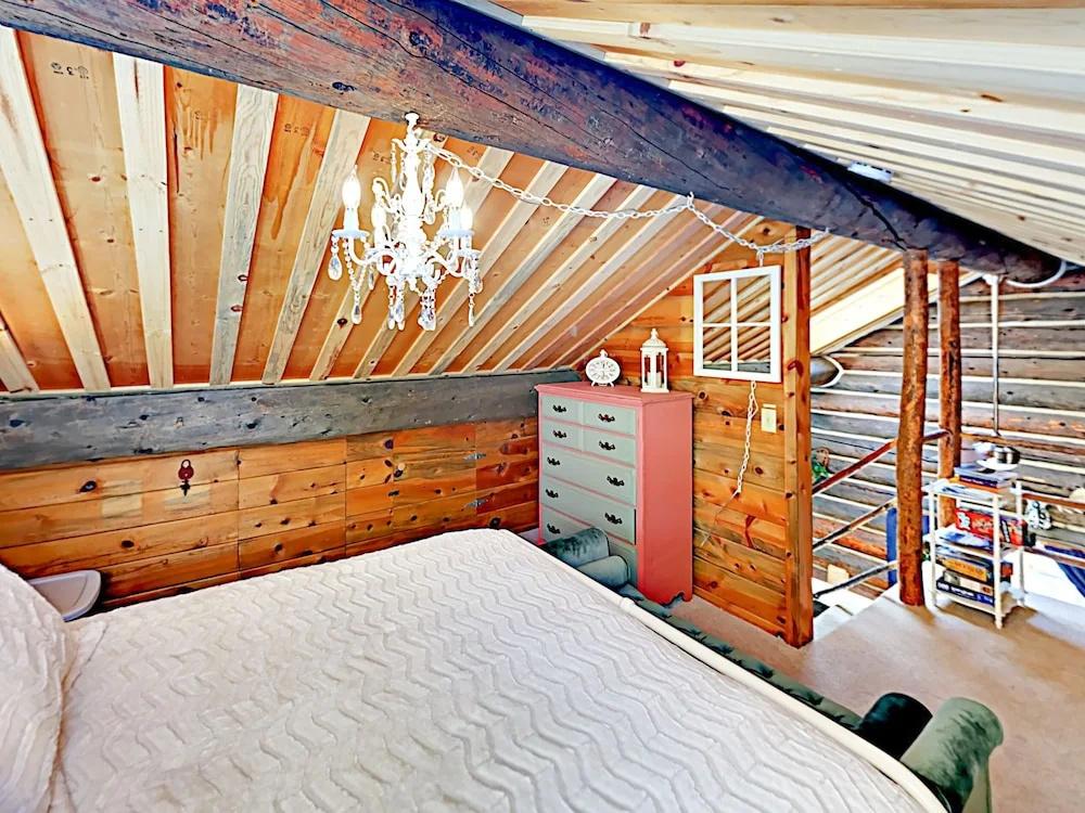 Secluded Mountain-view Log , Near Snow Trails 2 Bedroom Home - главное фото
