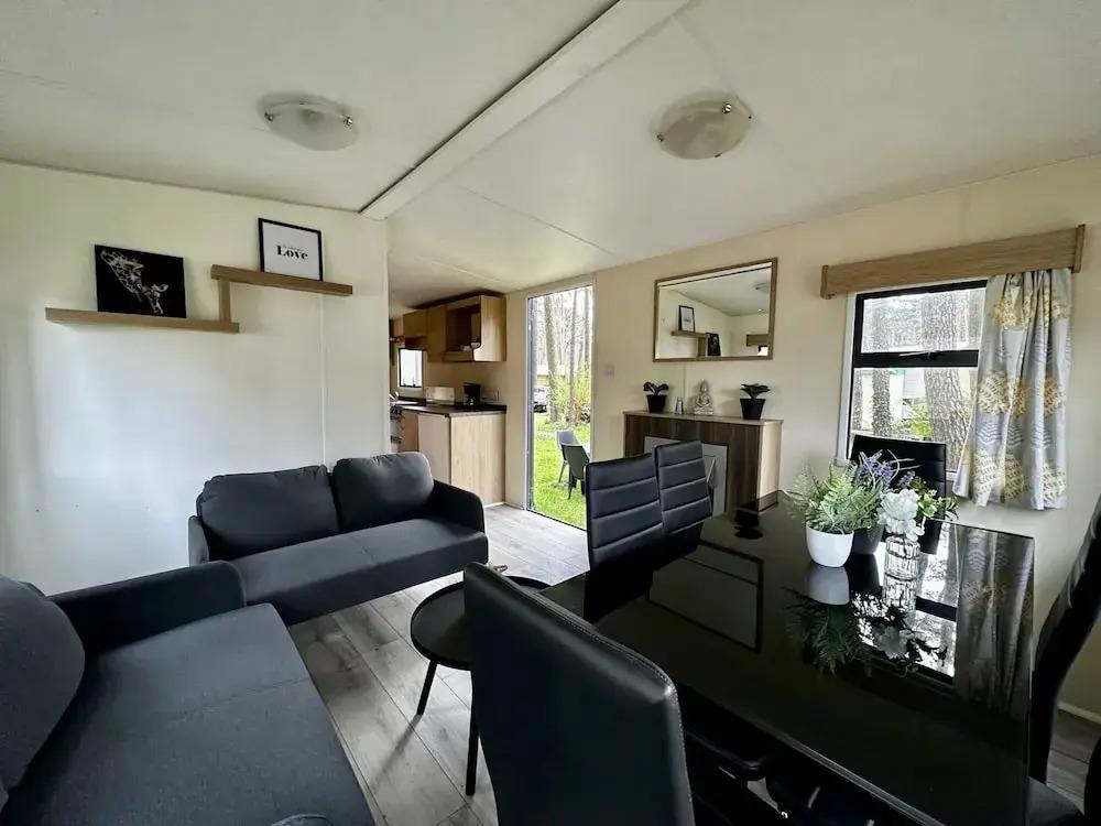 Residence With a Spacious Garden Located in a Child-friendly Park - главное фото