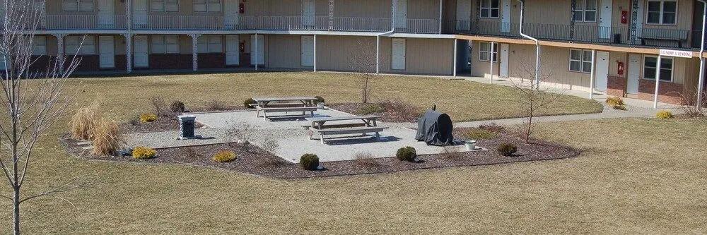 University Inn - главное фото