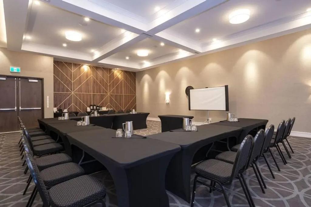 Sandman Signature Sherwood Park Hotel - главное фото