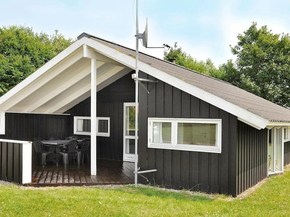 Welcoming Holiday Home in Juelsminde With Sauna - главное фото