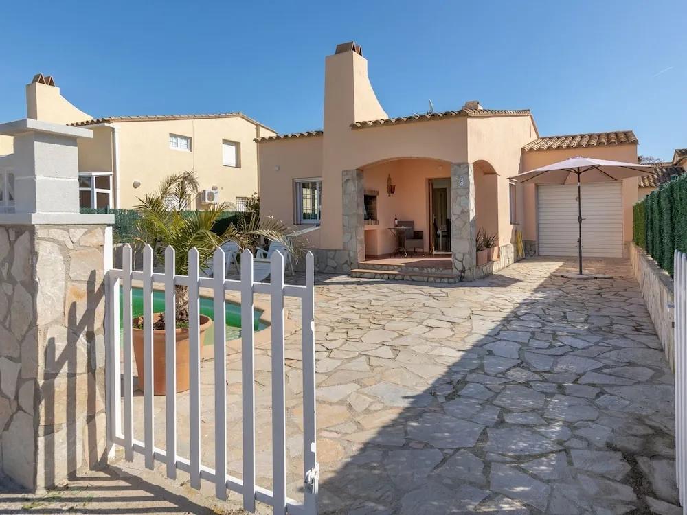 Splendid Holiday Home in St Pere Pescador With Swimming Pool - главное фото