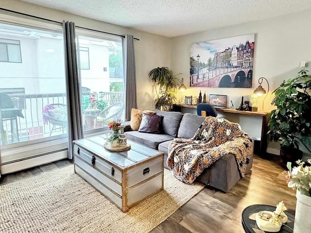 Stylish Downtown Condo near Rogers Place | Parking, Gym, Balcony & Kitchen - главное фото