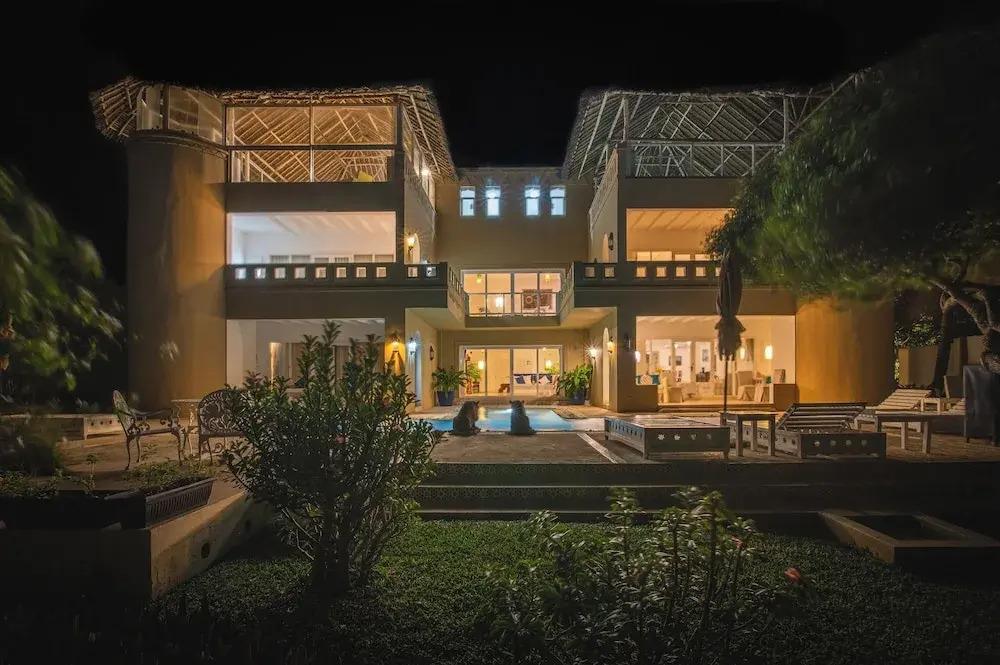 Amani Beachfront Villa by YourHost - главное фото