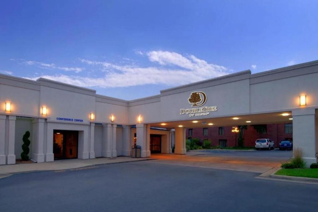 DoubleTree by Hilton Hotel Grand Rapids Airport - главное фото
