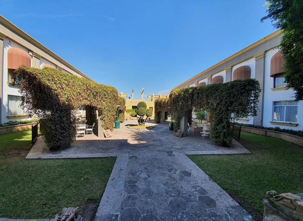 Hotel La Estancia - главное фото