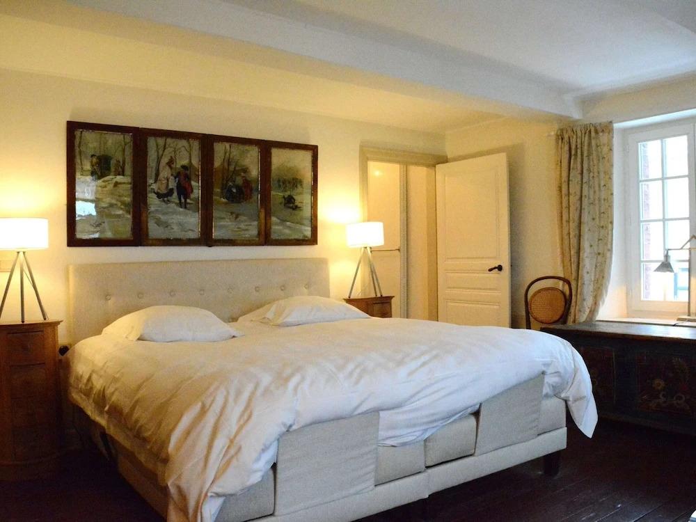 Holiday Home in Bievre Near Town Center - главное фото