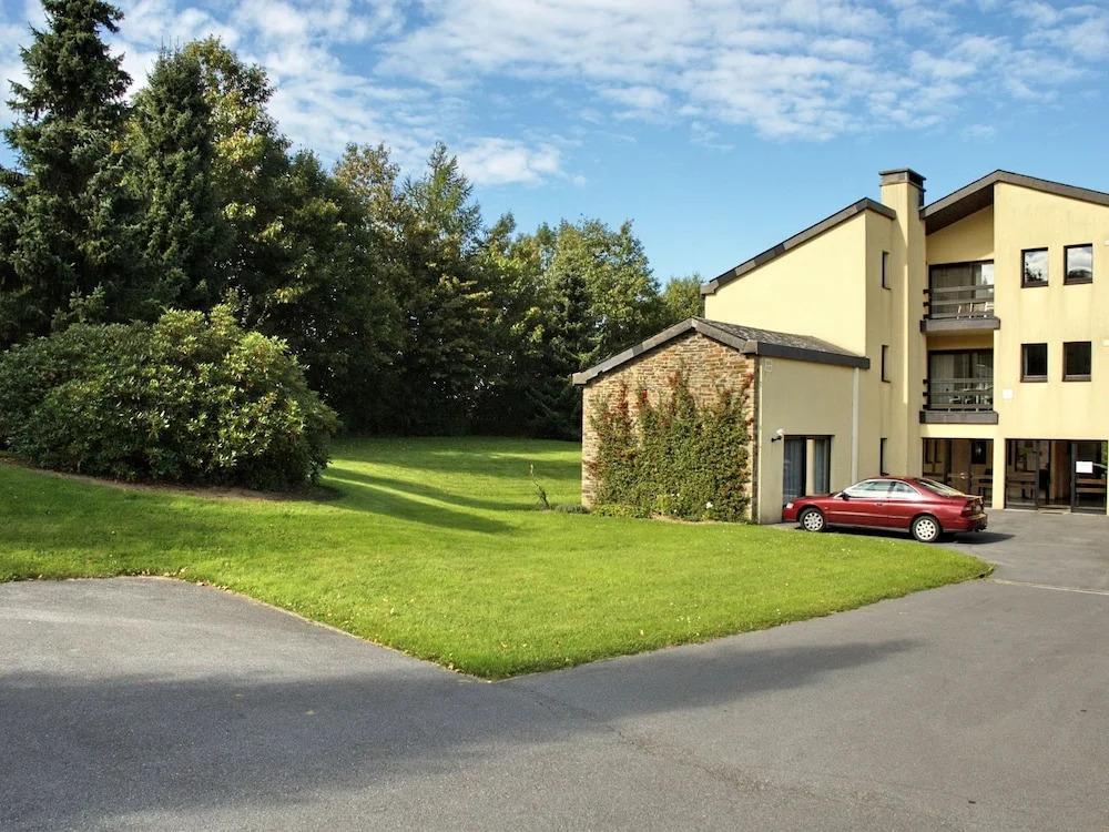 Calm Holiday Home with Garden in Bièvre - главное фото