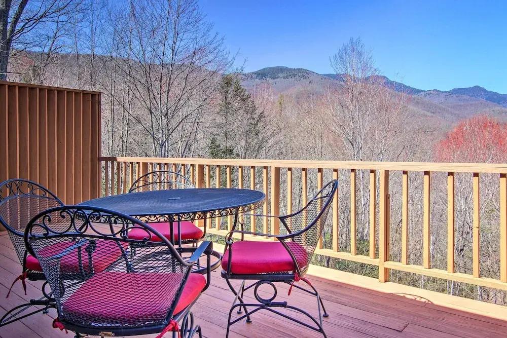 Furnished Deck + Mtn Views: Burnsville Cabin! - главное фото
