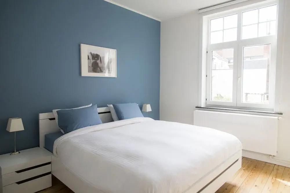 Two White Pigeons - главное фото