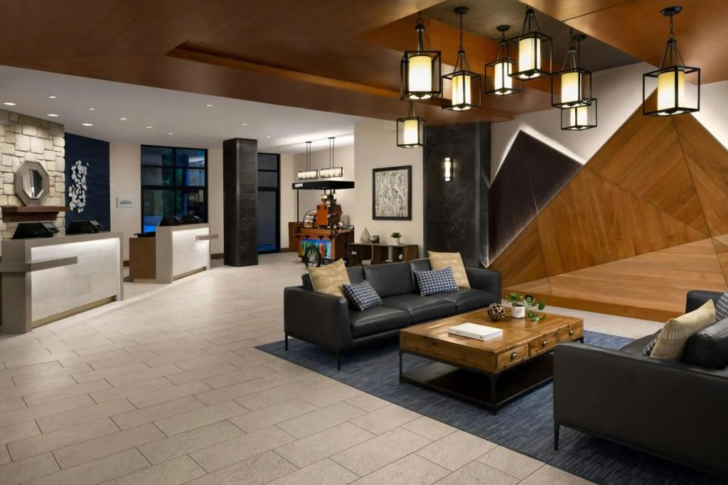 Delta Hotels by Marriott Whistler Village Suites - главное фото