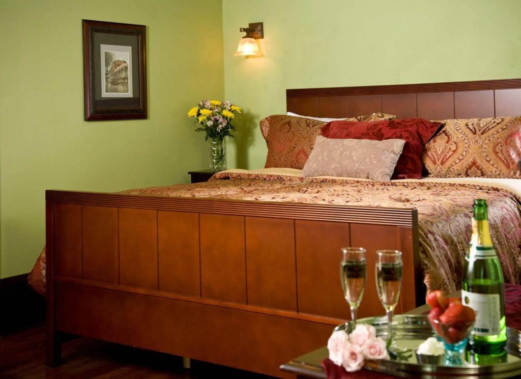 Hilltop Manor Bed and Breakfast - главное фото