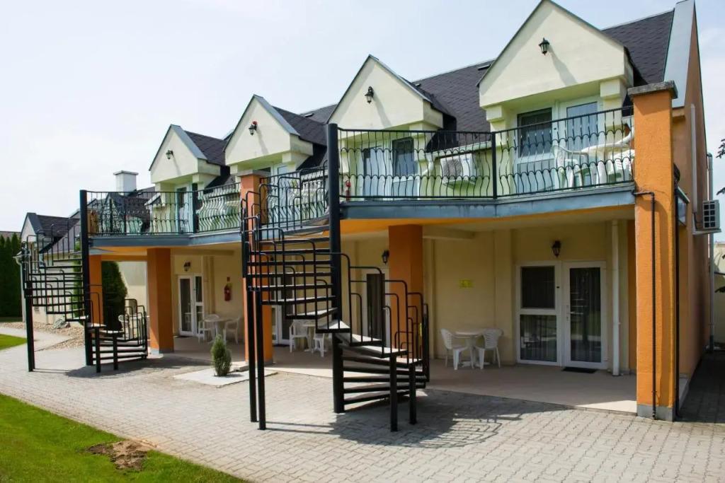 Relax Hotel Hévíznél - главное фото